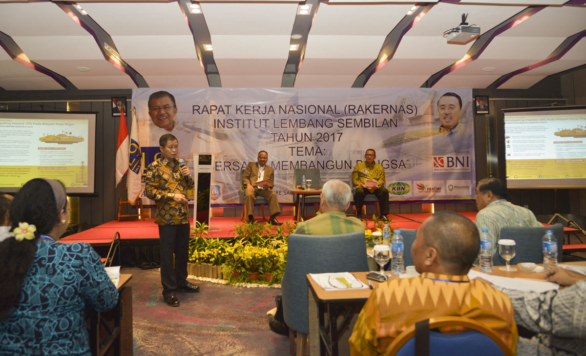 Menteri ESDM memaparkan tentang sektor energi pada acara rakernas institut lembang sembilan di Jakarta