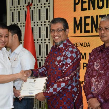 Menteri ESDM, Ignasius Jonan Berikan Penghargaan Bagi Tim Siaga Bencana Sulawesi Tengah
