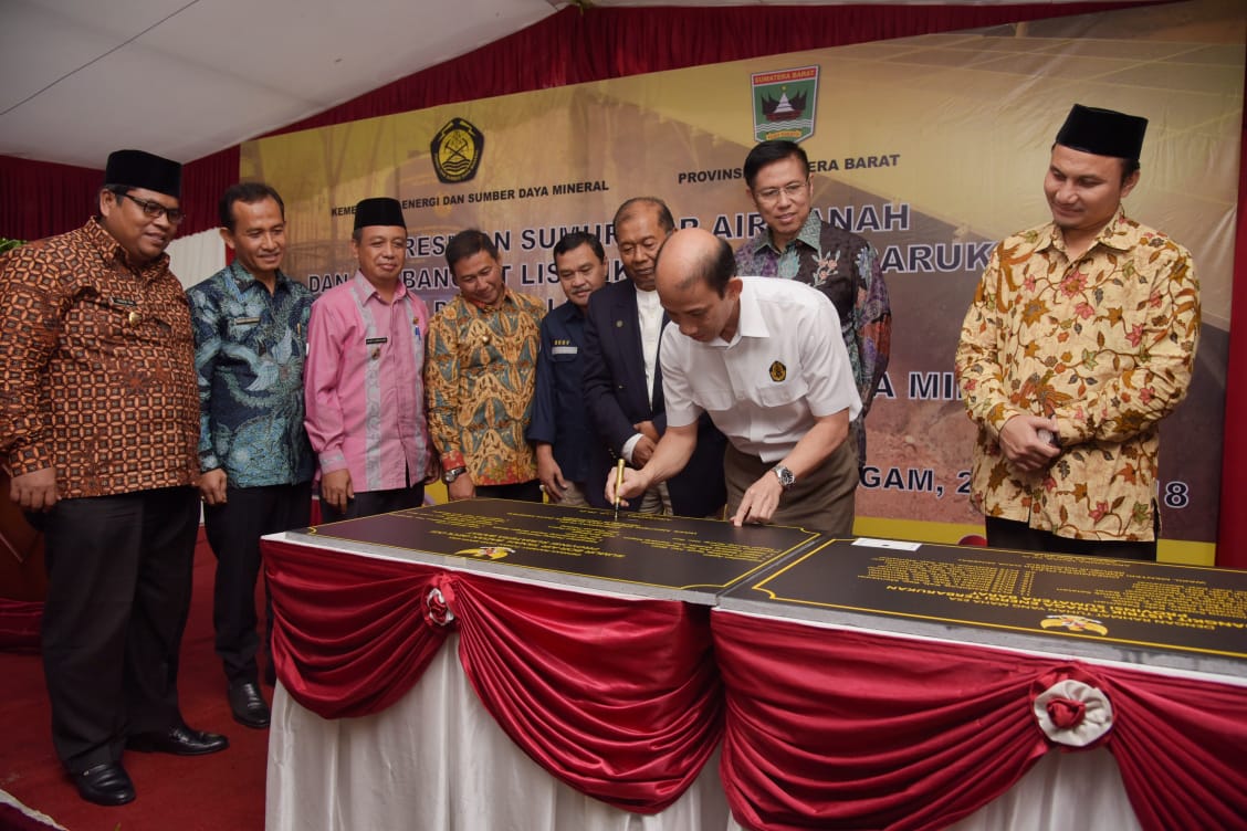 Penandatanganan Batu Prasasti Peresmian Sumur Bor dan Pembangkit EBT di Kab. Agam, Provinsi Sumatera Barat oleh Wakil Menteri ESDM, Archandra Tahar