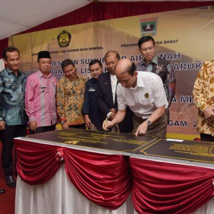 Penandatanganan Batu Prasasti Peresmian Sumur Bor dan Pembangkit EBT di Kab. Agam, Provinsi Sumatera Barat oleh Wakil Menteri ESDM, Archandra Tahar
