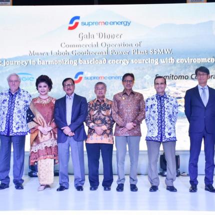 Foto bersama para pejabat dari pemerintahan dan petinggi PT Supreme Energy di hotel Four Seasons, Jakarta. (18/02/2020)