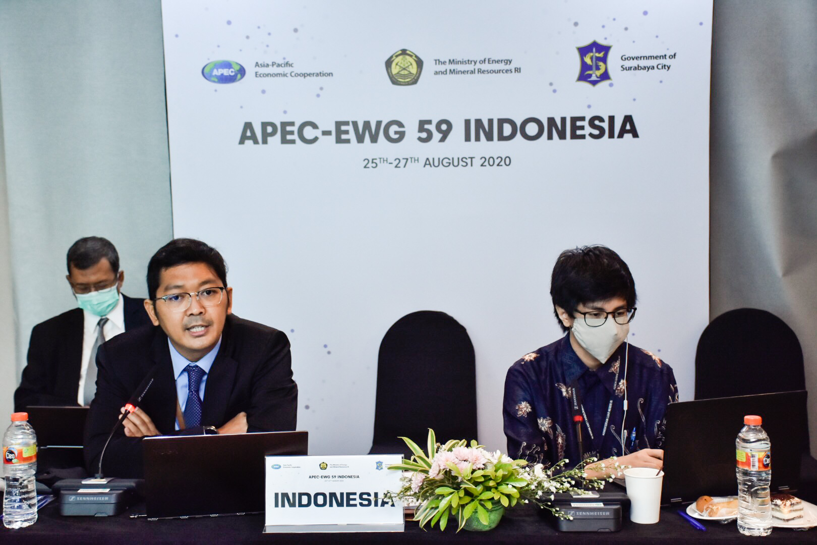 Salah satu perwakilan dari Indonesia Qatro Romandhi sedang memberikan paparan tentang sumbangsih Indonesia pada APEC EWG-59 di Hotel Novotel Tangerang, Banten. (26/08/2020)