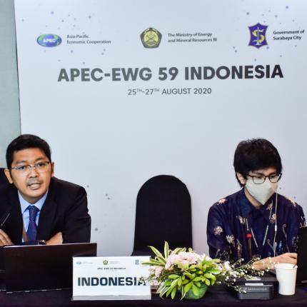 Salah satu perwakilan dari Indonesia Qatro Romandhi sedang memberikan paparan tentang sumbangsih Indonesia pada APEC EWG-59 di Hotel Novotel Tangerang, Banten. (26/08/2020)