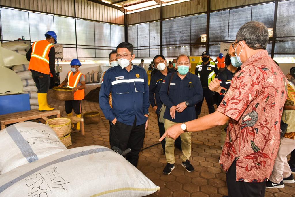 Tim Saguling Pomu meberikan penjelasan hasil proses peyemisasi kepada rombongan Ditjen EBTKE di PT. Indonesia Power Saguling Pomu di Saguling, Bandung Barat, (12/11/2020)