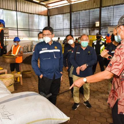Tim Saguling Pomu meberikan penjelasan hasil proses peyemisasi kepada rombongan Ditjen EBTKE di PT. Indonesia Power Saguling Pomu di Saguling, Bandung Barat, (12/11/2020)