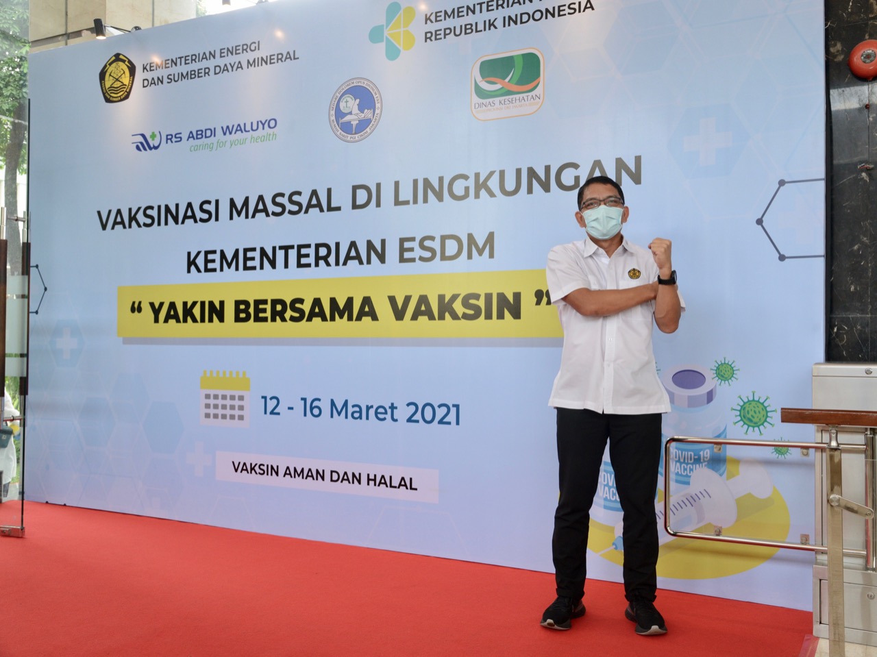 Dirjen EBTKE, Dadan Kusdiana berpose untuk difoto setelah melakukan serangkaian prosesi vaksin yang digelar di Gedung Sekjen KESDM, Jakarta (12/03/2021) (NS)