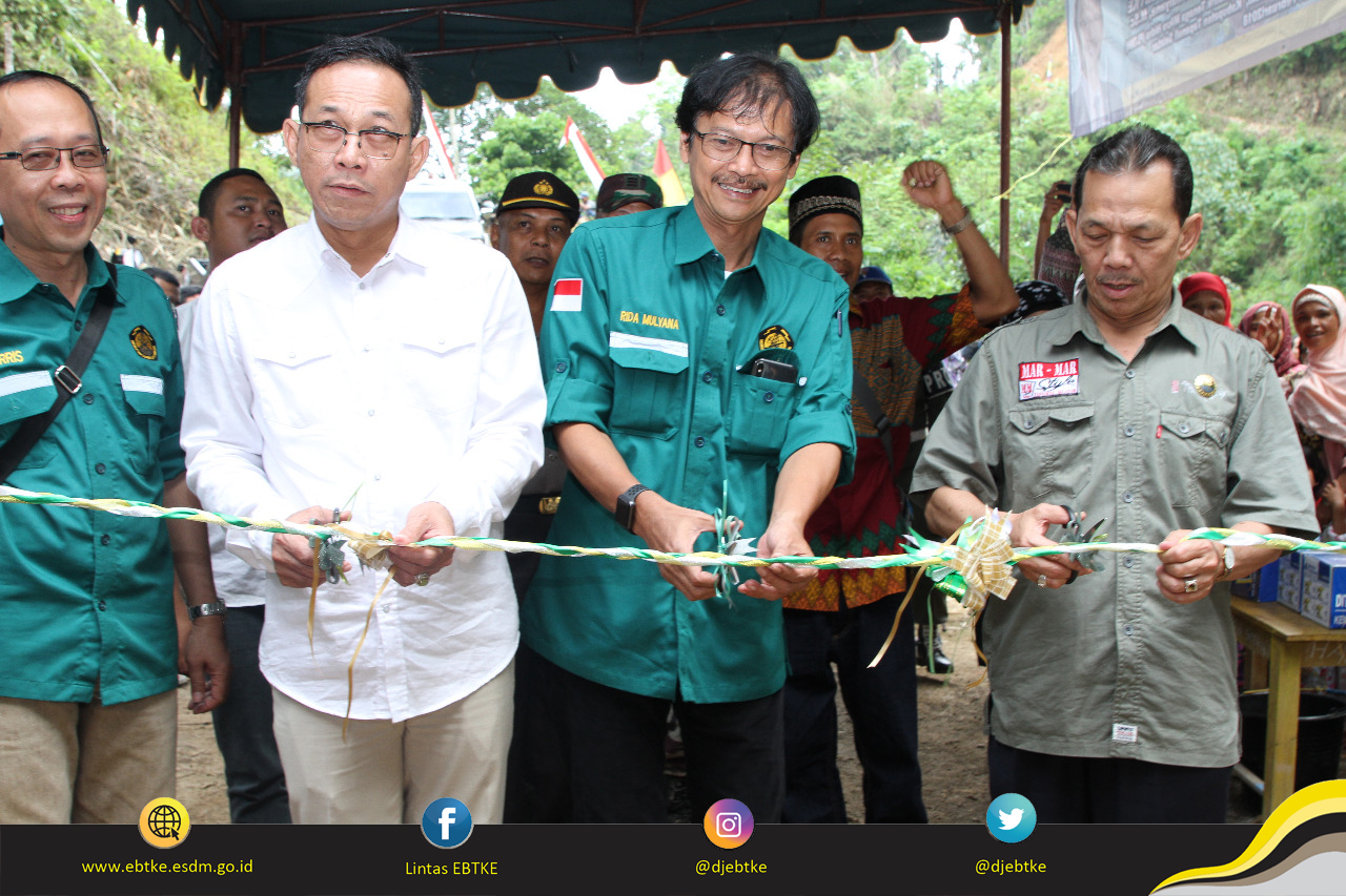 Peresmian PLTMH 53 kW Silangkitang Tambiski ditandai dengan Pengguntingan Pita oleh Direktur Jenderal EBTKE, Rida Mulyana