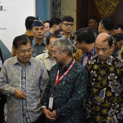Wakil Presiden RI, Jusuf Kalla, didampingi Wakil Menteri ESDM dan Dirjen EBTKE mengunjungi Pameran IIGCE ke-7 2019