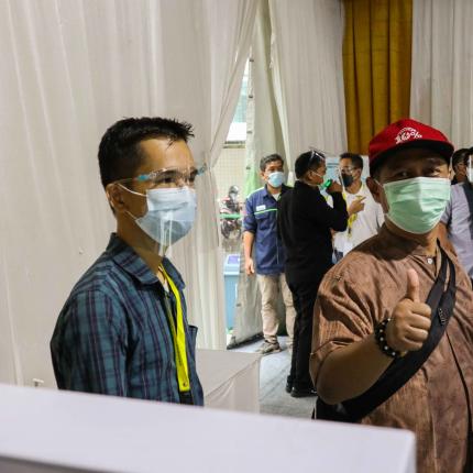 Pegawai Ditjen EBTKE mengambil nomor antrian untuk mengisi riwayat kesehatan di lingkungan Gedung Sekjen KESDM, Jakarta (12/03/2021) (NS)