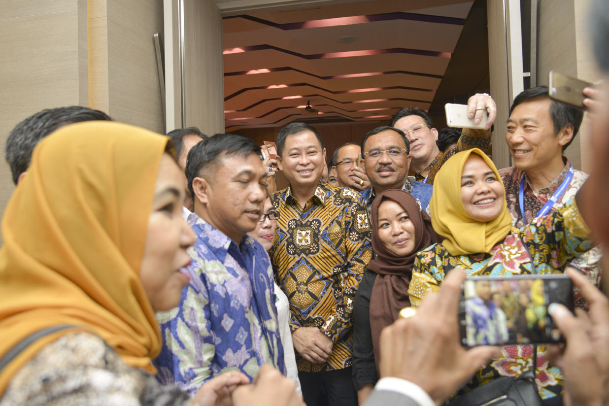 Menteri ESDM Berfoto dengan para peserta rakernas Institut Lembang Sembilan