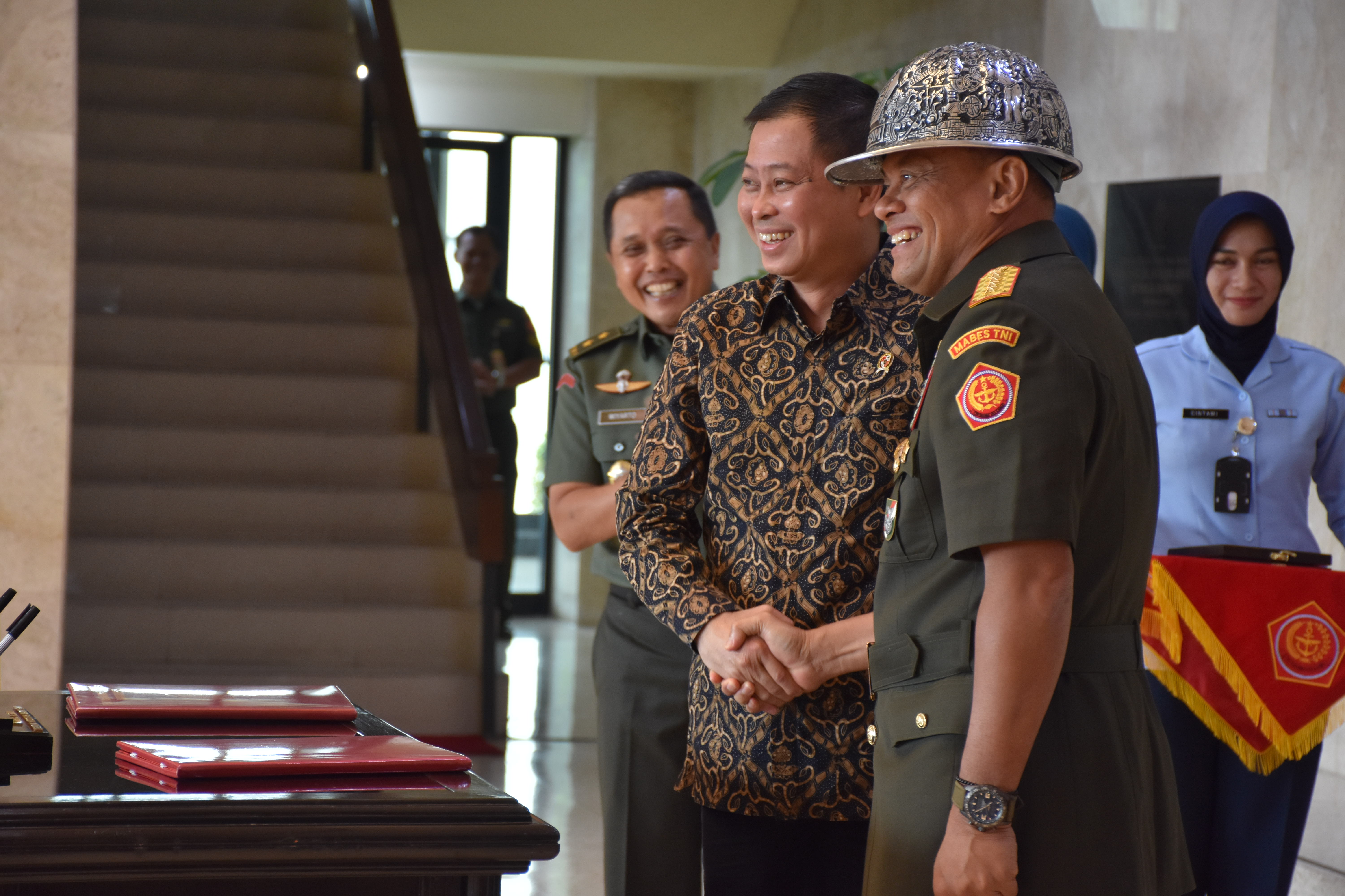 Penyerahan Cindera Mata dari Menteri ESDM kepada Panglima TNI