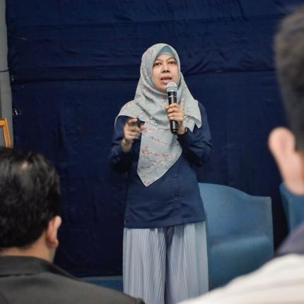 Direktur Bioenergi, Andriah Feby Misna menjawab pertanyaan dari salah satu peserta seminar di Kampus ITB, Bandung. (07/03/2020)