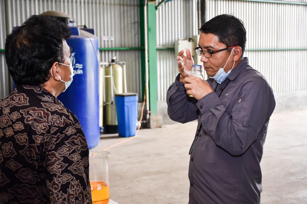 Dirjen EBTKE, Dadan Kusdiana mengecek salah satu bahan untuk proses emulsifikasi skala kecil di Kawasan Marunda Center, Bekasi (17/02/2021)