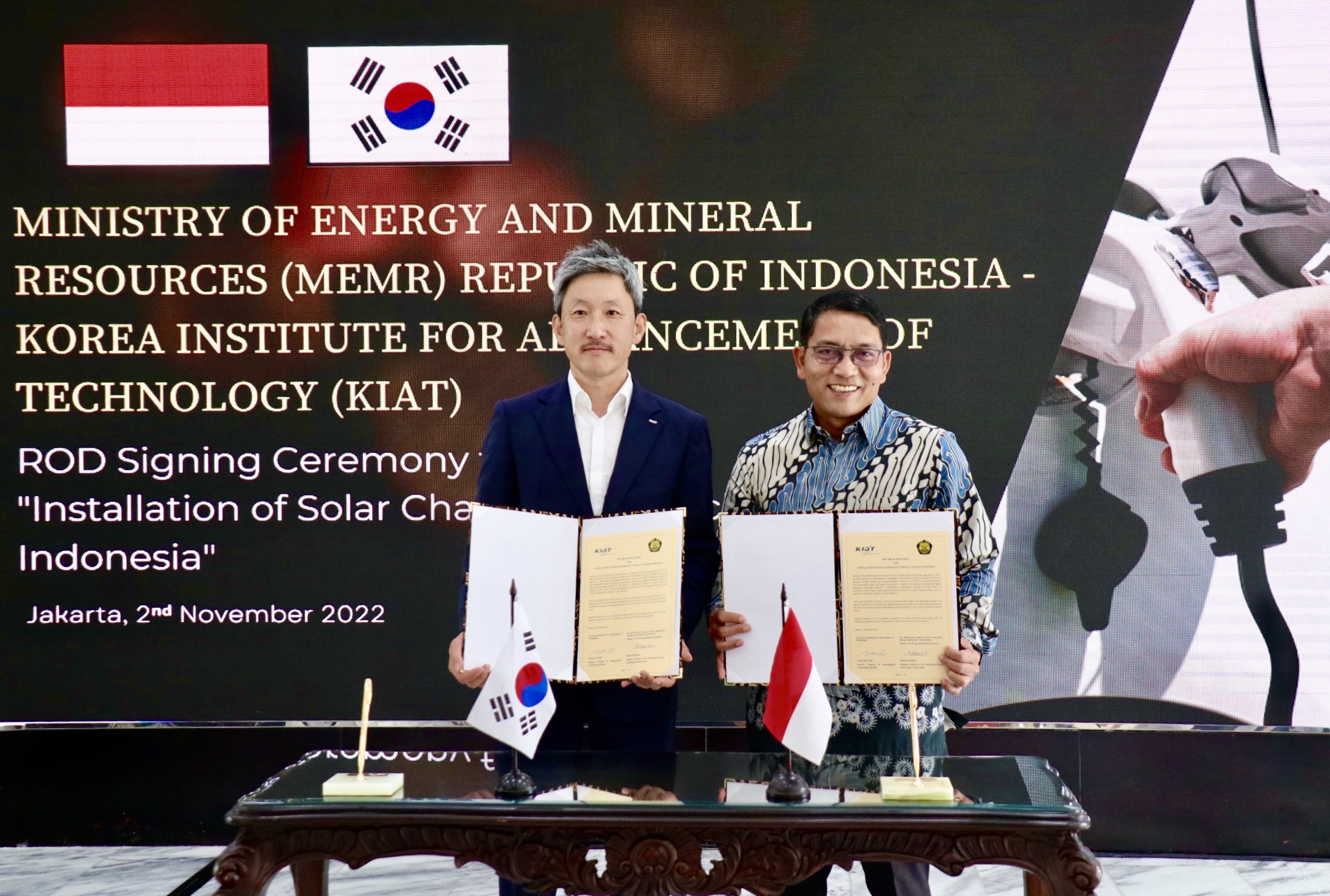 Pemerintah Indonesia dan Republik Korea sepakat menandatangani perjanjian kerja sama Record of Discussion (RoD) Installation of Solar Charged E-Vehicle System in Indonesia (02/11/2022).