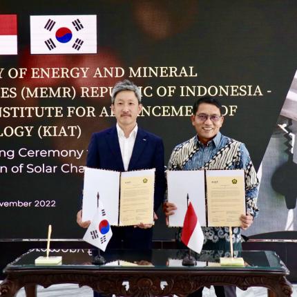 Pemerintah Indonesia dan Republik Korea sepakat menandatangani perjanjian kerja sama Record of Discussion (RoD) Installation of Solar Charged E-Vehicle System in Indonesia (02/11/2022).