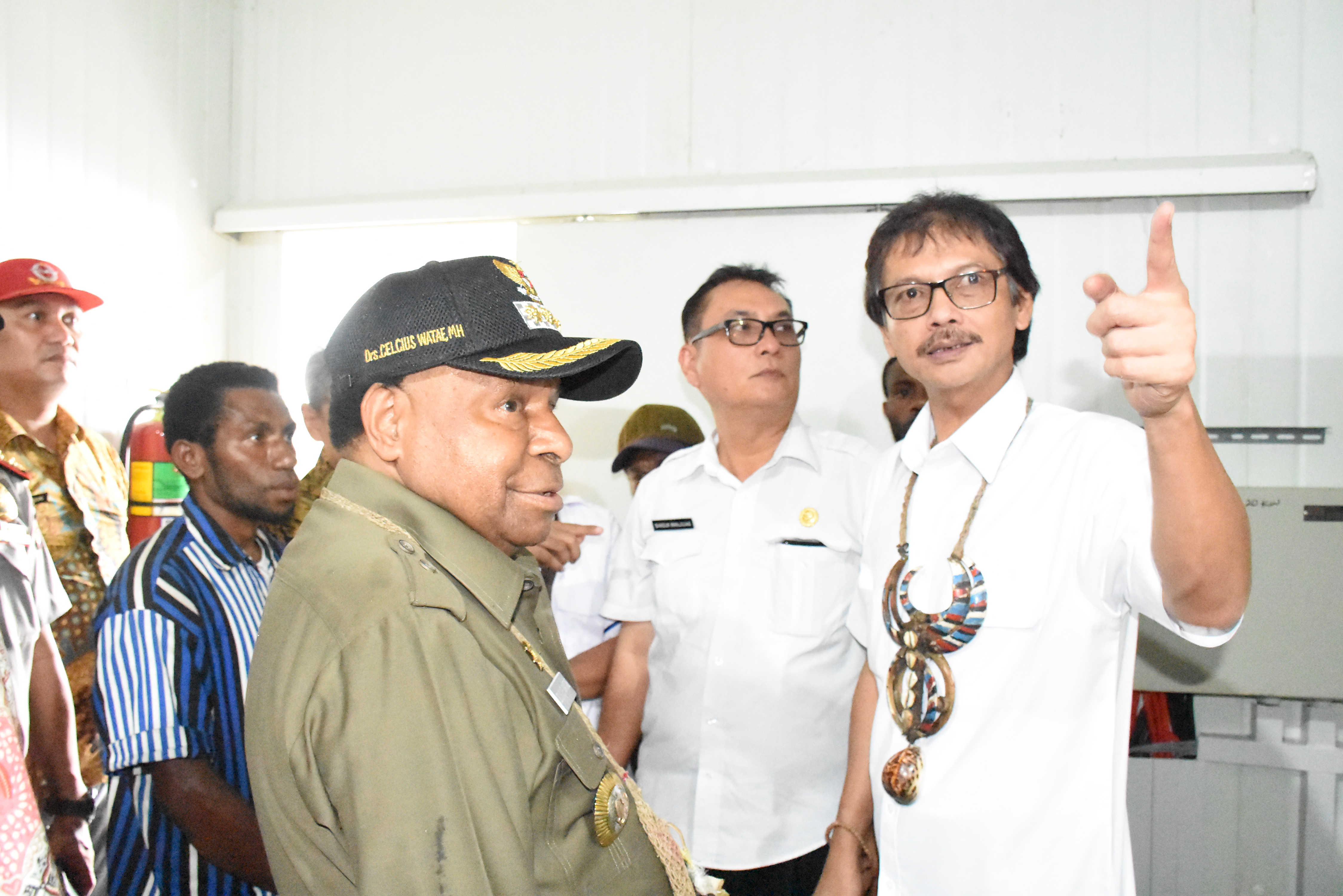 Direktur Jenderal Energi Baru Terbarukan dan Konservasi Energi (EBTKE) Rida Mulyana meninjau area PLTST seusai diresmikan, Kabupaten Keerom, Provinsi Papua
