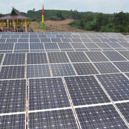 PLTS Terpusat 50 kWp di Desa Bencah Umbai melistriki 157 rumah/KK dan 11 Fasilitas Umum