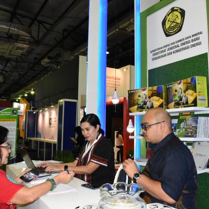 Suasana Pengunjung Booth Ditjen EBTKE di Pameran Indo-EBTKE Conex 2018