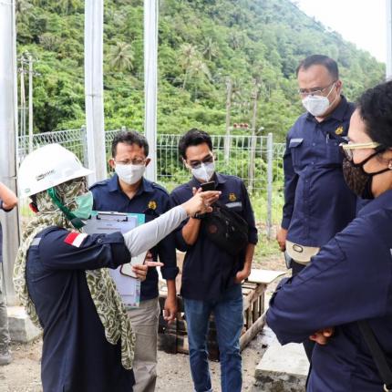 Rombongan Direktorat Perencanaan dan Pembangunan Infrastruktur EBTKE mendengarkan penjelasan hasil revitalisasi PLTS Hybrid dari tim P3TEK EBTKE di Kota Sabang, Provinsi Aceh (19/12/2020)