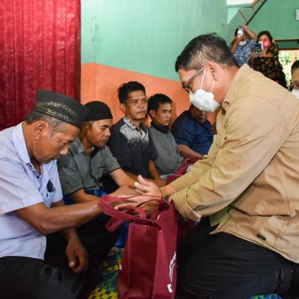 Rombongan Ditjen EBTKE bersilahturahmi ke rumah keluarga korban meninggal dunia dan menyampaikan ucapan duka cita di Dese Sibanggor Julu, Mandailing Natal, Provinsi Sumatera Utara (06/02/2021)