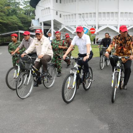 Menteri Energi dan Sumber Daya Mineral, Ignasius Jonan mengunjungi PLTMH Universitas Muhammadiyah Malang dengan bersepeda