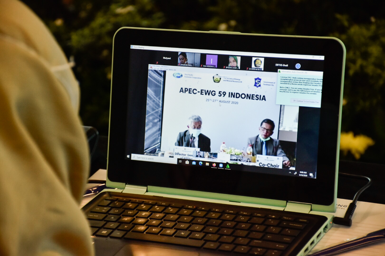 Salah satu peserta yang menyaksikan pembukaan APEC EWG-59 Indonesia secara virtual melalui aplikasi zoom di Tangerang, Banten. (26/08/2020)